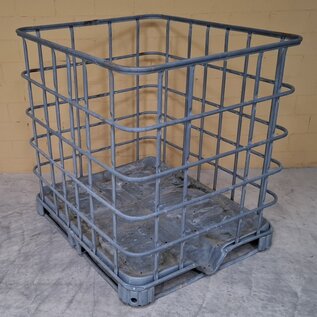 IBC Gitterbox weitmaschig für Brennholzlagerung auf Metallpalette