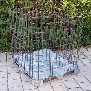 10 Gitterboxen engmaschig als Stapelbehälter, Lager-Box für Hackschnitzel, Gemüse, Obst auf Metallpalette