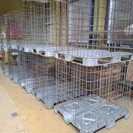 10x IBC Gitterbox engmaschig auf Metallpalette
