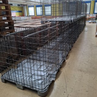 Gitterboxen engmaschig als Stapelbehälter, Lager-Box für Hackschnitzel, Gemüse, Obst auf Metallpalette