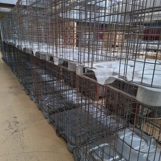 Gitterboxen engmaschig als Stapelbehälter, Lager-Box für Hackschnitzel, Gemüse, Obst auf Metallpalette