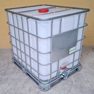 1000 Liter Trinkwasser Container auf einer Metallpalette