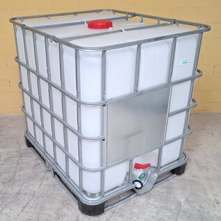 1000 Liter Trinkwasser Container auf einer Metallpalette