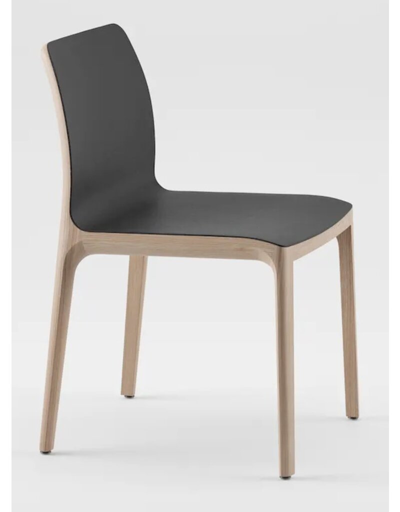 Artisan Artisan Invito houten stoel met zwart leren zitting