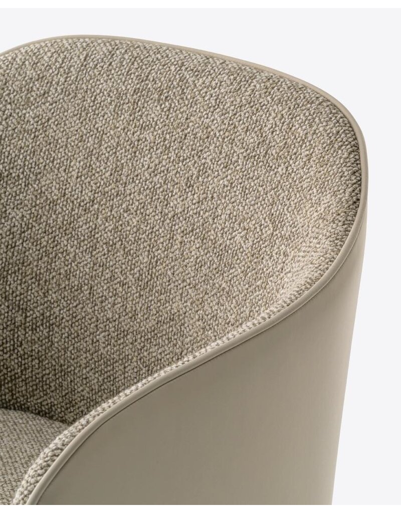 Pedrali Pedrali Laja 2 gestoffeerde fauteuil met houten poten