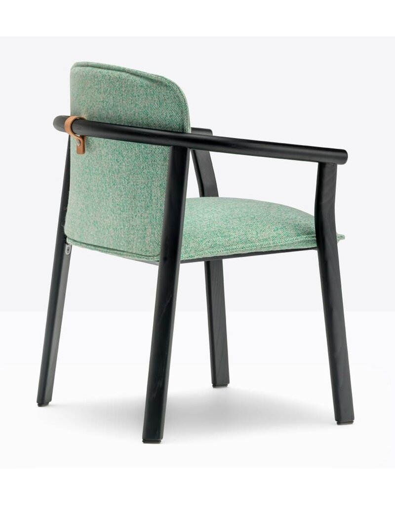 Pedrali Pedrali Lamorisse stoel met omhullend kussen en houten frame