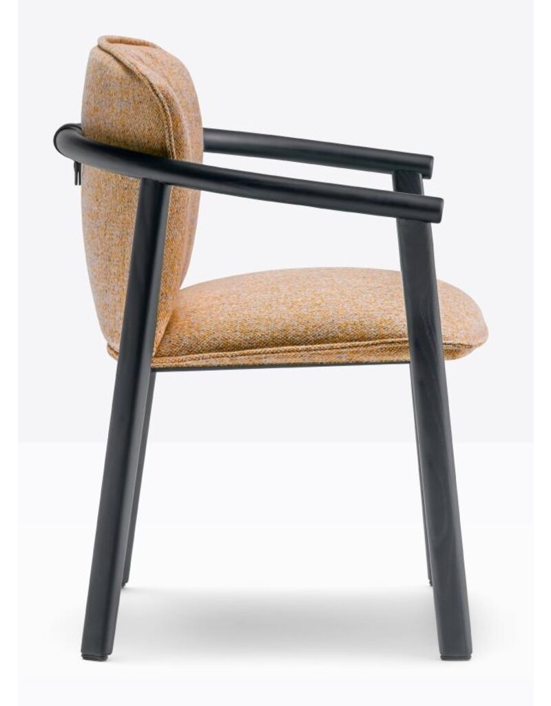 Pedrali Pedrali Lamorisse stoel met omhullend kussen en houten frame