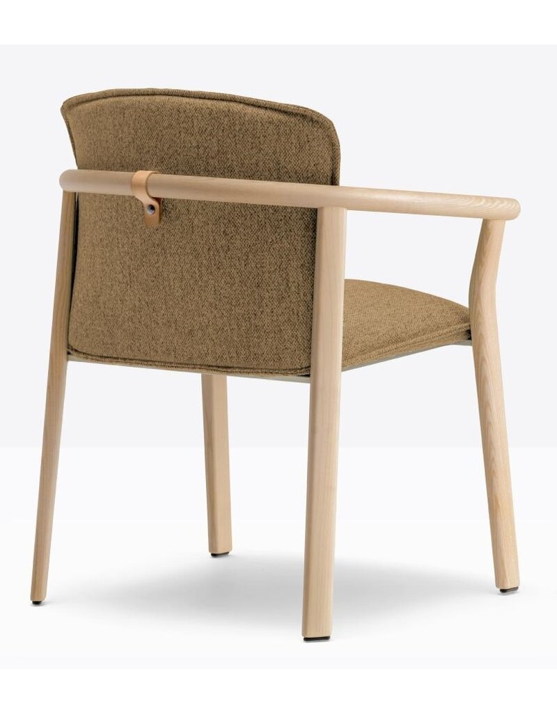 Pedrali Pedrali Lamorisse stoel met omhullend kussen en houten frame