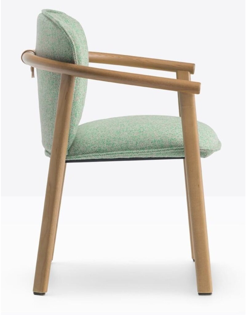 Pedrali Pedrali Lamorisse stoel met omhullend kussen en houten frame