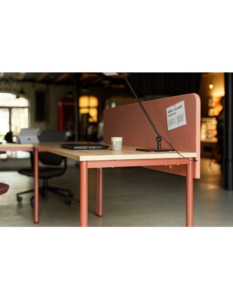 Maro Maro Op-Lite II O bureau met ronde poten