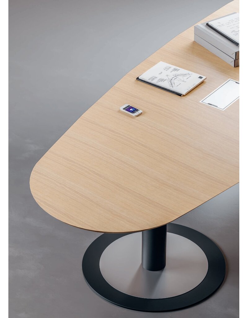 Fantoni Fantoni ovale vergadertafel van 300 cm met kabelmanagement