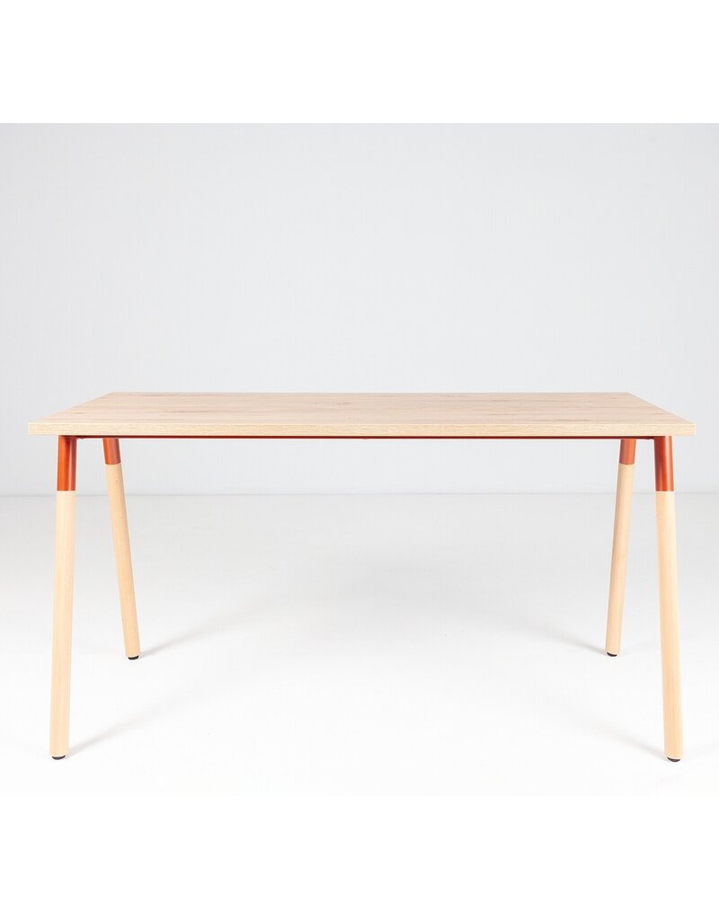 Maro Maro Op-Lite II O bureau met ronde houten poten