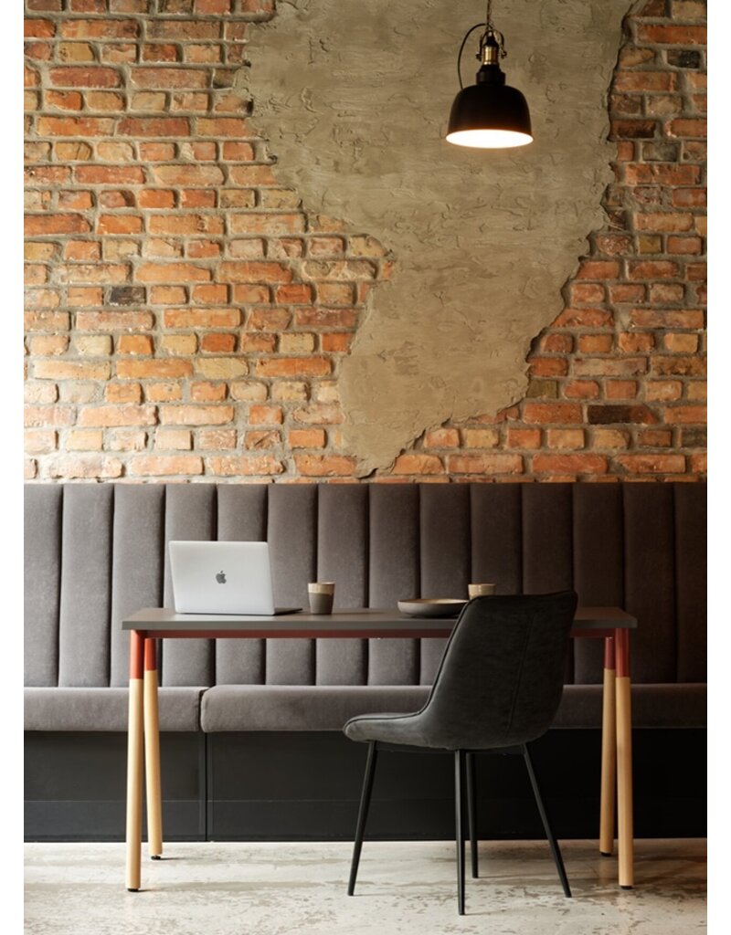 Maro Maro Op-Lite II O bureau met ronde houten poten