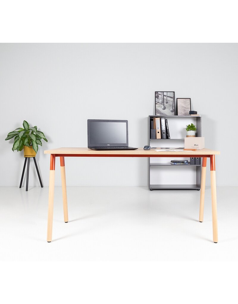 Maro Maro Op-Lite II O bureau met ronde houten poten