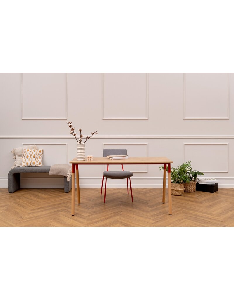 Maro Maro Op-Lite II O bureau met ronde houten poten