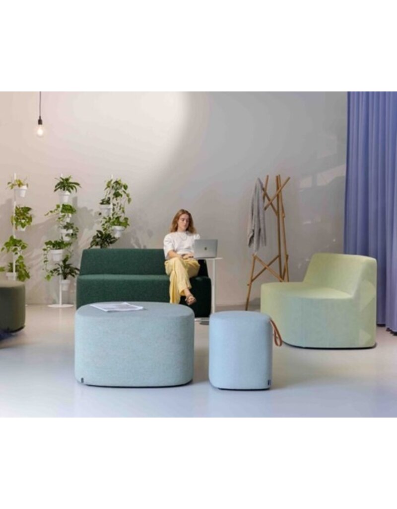 Cascando Cascando Pully triangular poef met tuigleren handgreep