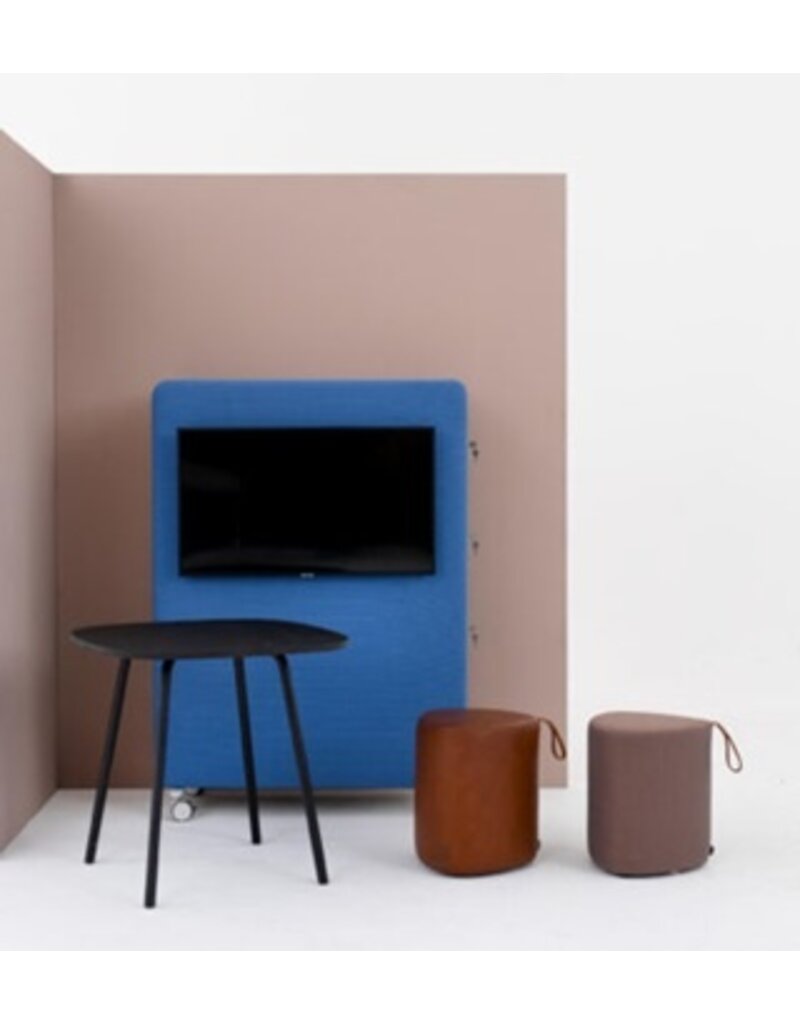 Cascando Cascando Pully triangular poef met tuigleren handgreep