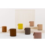 Cascando Cascando Pully triangular poef met tuigleren handgreep