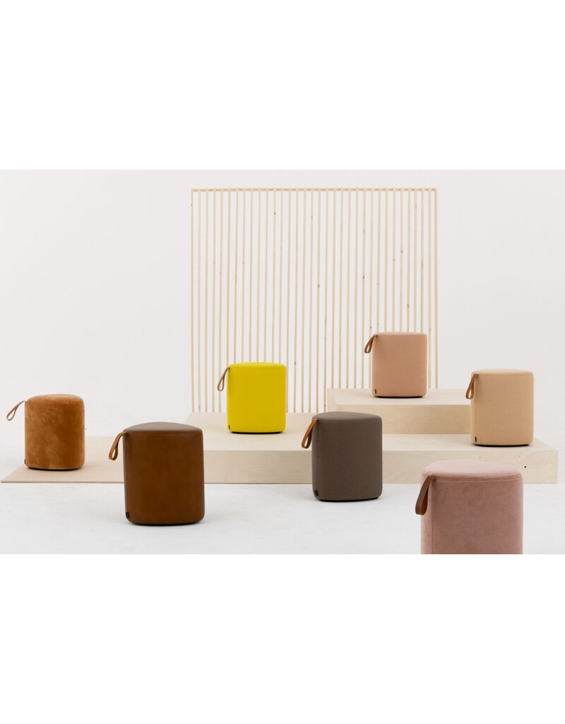 Cascando Cascando Pully triangular poef met tuigleren handgreep