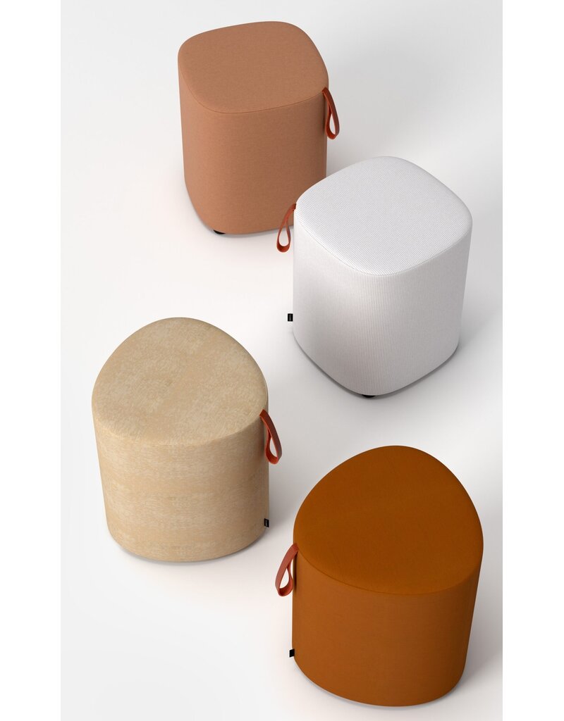 Cascando Cascando Pully triangular poef met tuigleren handgreep