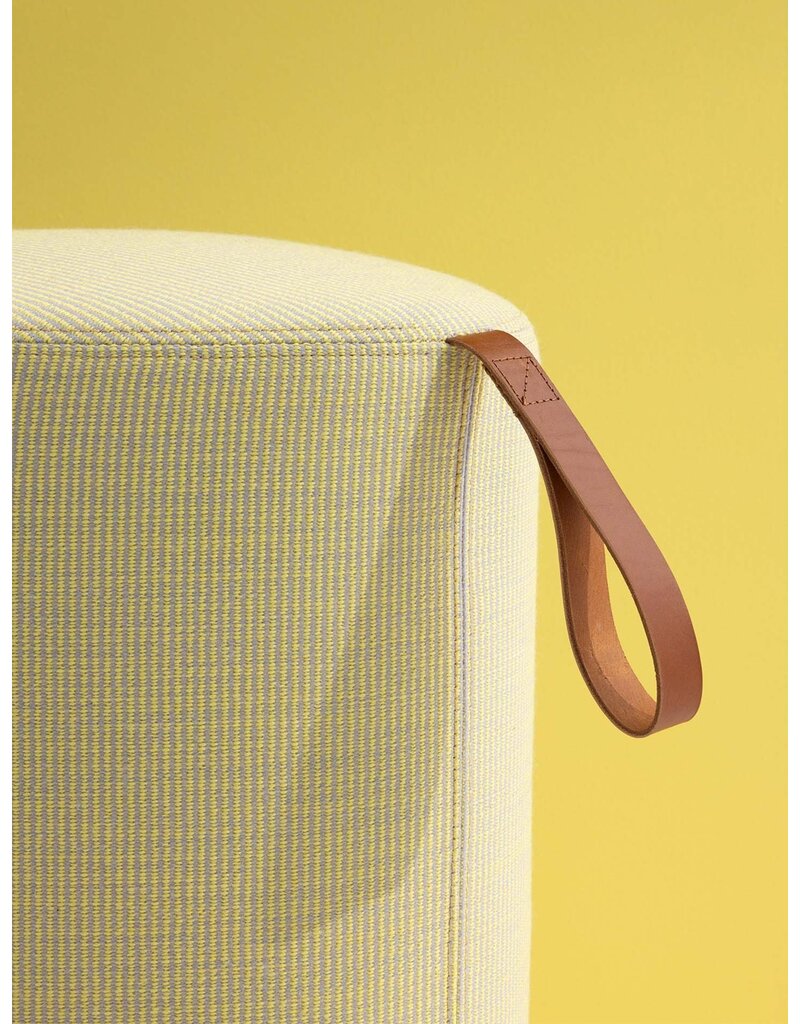 Cascando Cascando Pully triangular poef met tuigleren handgreep