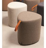 Cascando Cascando Pully triangular poef met tuigleren handgreep