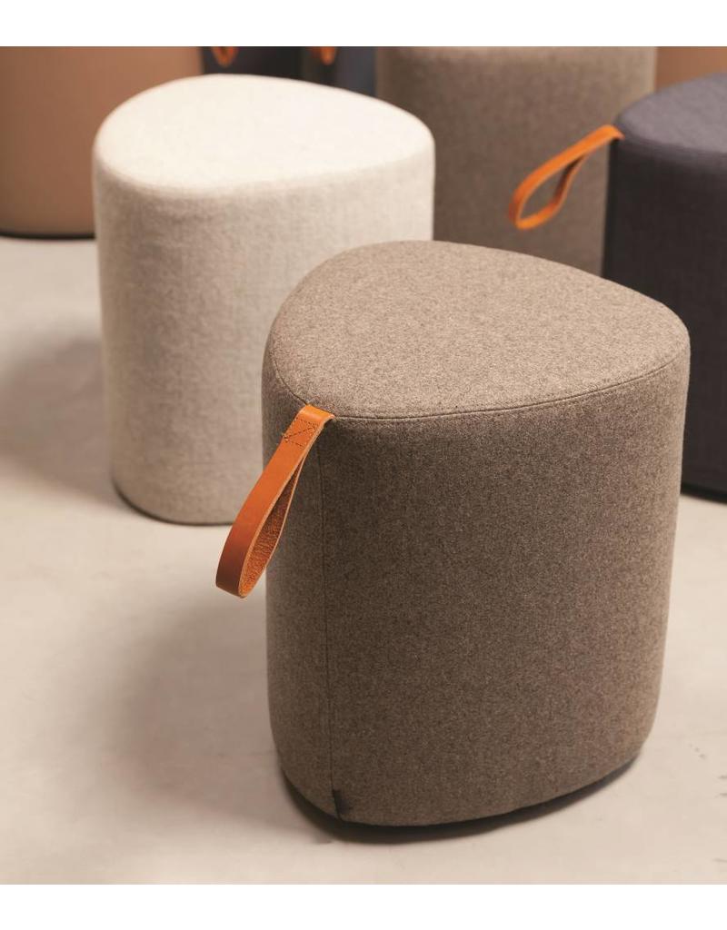 Cascando Cascando Pully triangular poef met tuigleren handgreep
