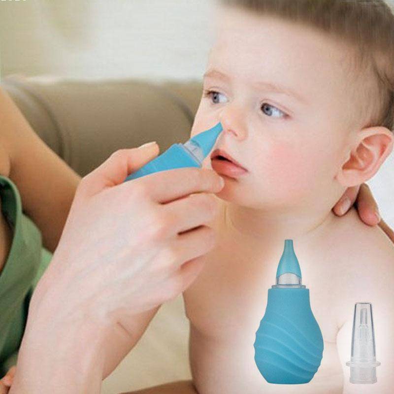 Промывать нос ребенку видео. Спринцовка для промывания носа. Спринцовка для промывания носа детям. Промыть нос спринцовкой. Промывание носа новорожденному.