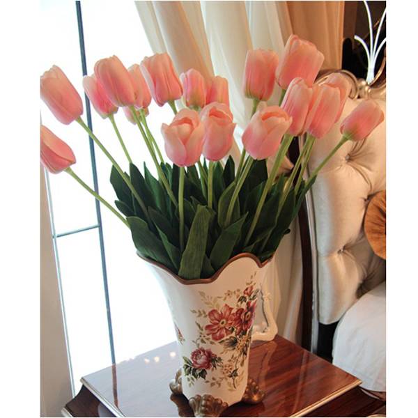 Букет тюльпанов в вазе дома реальные фото