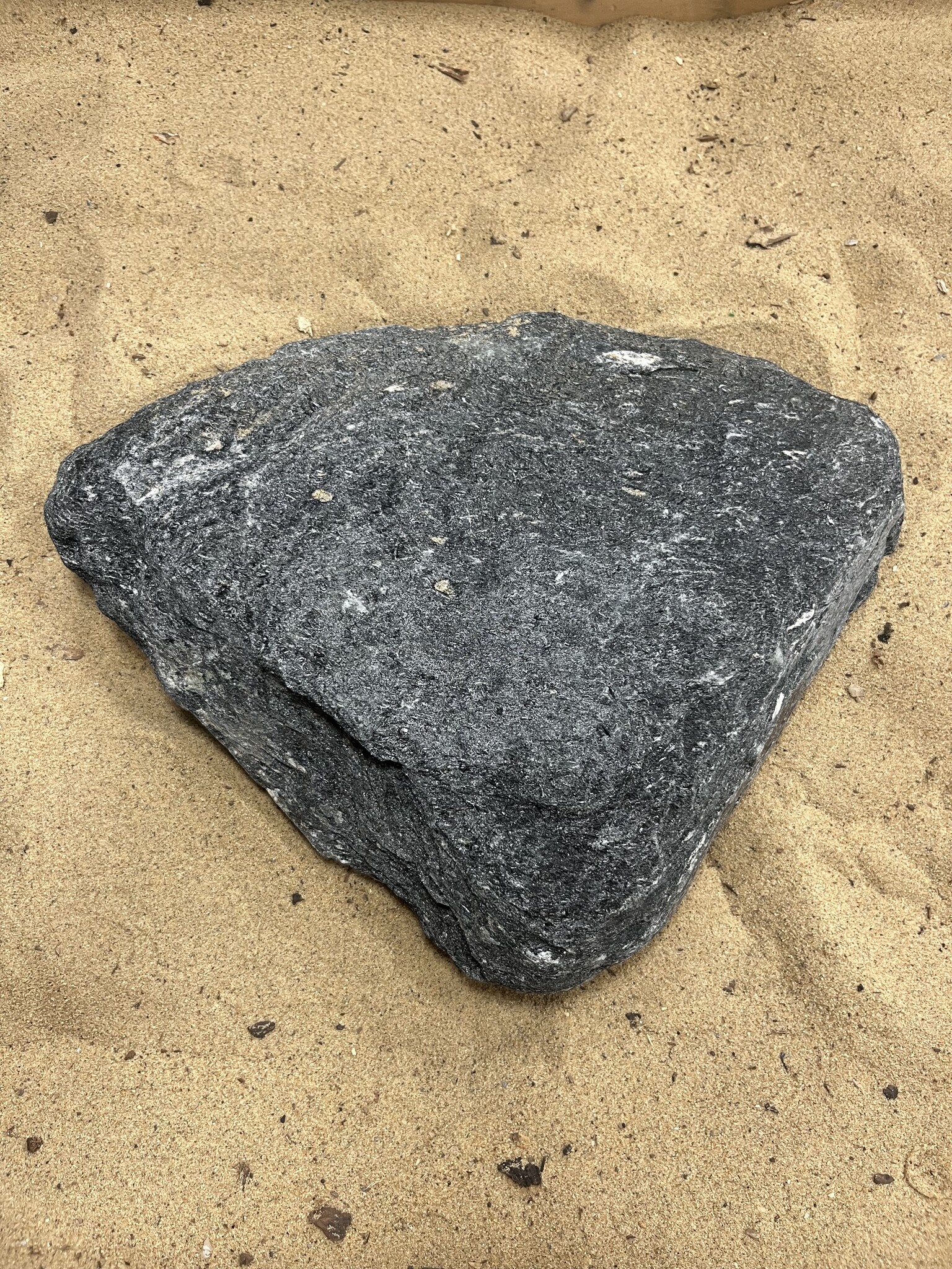 Selected Black Flat River Rock L 25-35cm