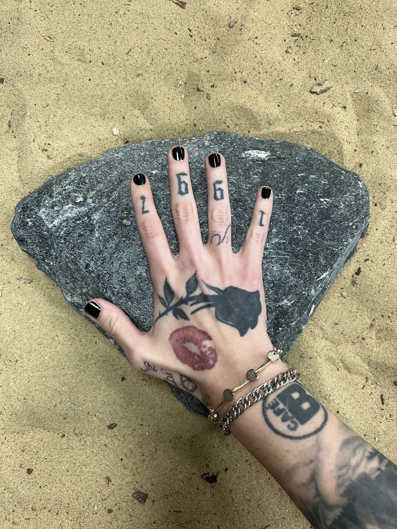 Selected Black Flat River Rock L 25-35cm