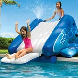 opblaasbare waterglijbaan met watersproeier