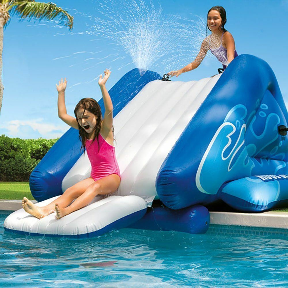 opblaasbare waterglijbaan met watersproeier