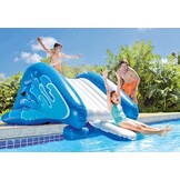 opblaasbare waterglijbaan met watersproeier