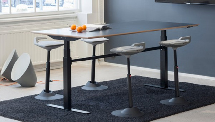 Tabouret, Kruk In De Kleur Beige. Hoog Model In Hoogte Verstelbaar Van 70 85 Cm