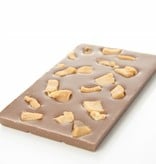 Tablet melkchocolade met stukjes caramel