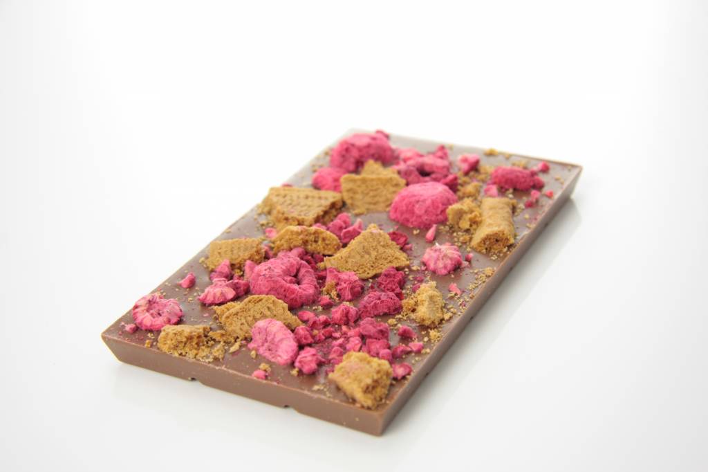 A bar of milk chocolate with speculoos and raspberry