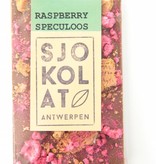 A bar of milk chocolate with speculoos and raspberry