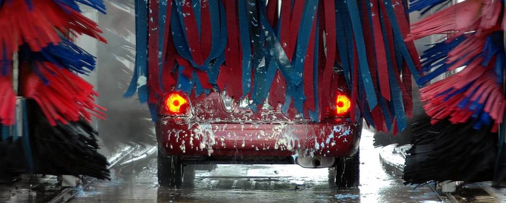 Auto zelf wassen of naar de wasstraat?