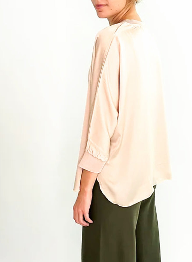 SATIN SHIRT MIT V-NECK *ECRU