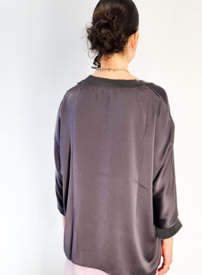 SATIN SHIRT MIT V-NECK *ANTHRAZIT