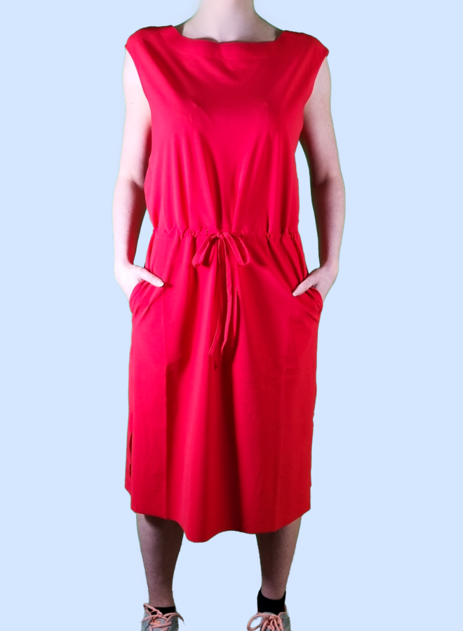 Ärmelloses Kleid mit Tunnelgürtel in Rot