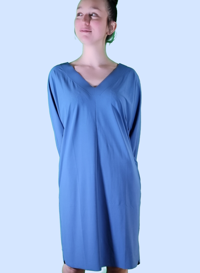 V-Neck-Kleid aus Traveljersey in Farbe AVIO (Blau)