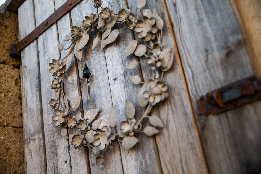 antiker Metallkranz, verziert mit Blumen und Blättern