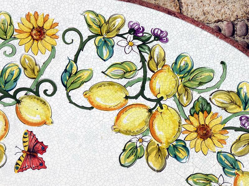 Farbenfroher mit Keramikglasuren handbemalter Lavasteintisch, frostfest