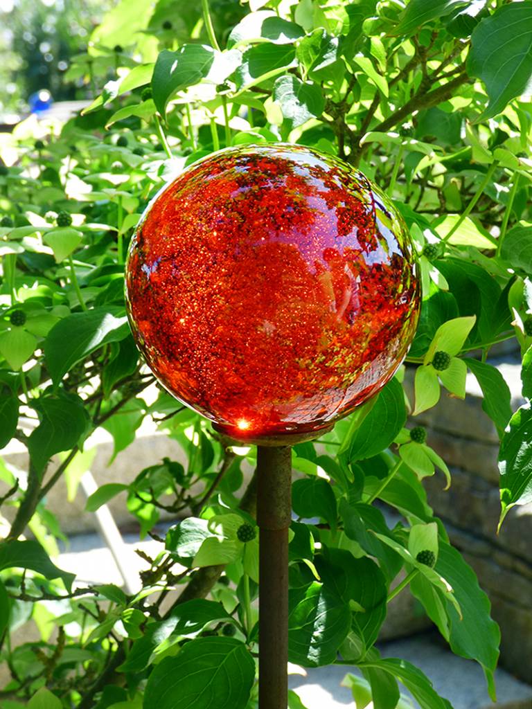 Strahlende Glaskugel auf einem Dekostab mit Hütchen, klar