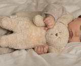 Zo creëer je een rustgevend slaapritueel voor je baby (met een beetje hulp van Moonie)