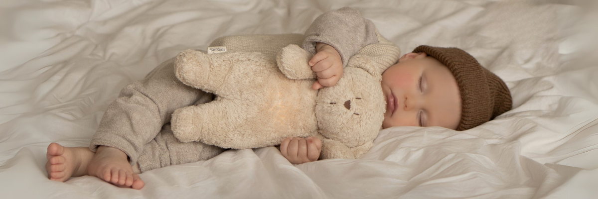 Zo creëer je een rustgevend slaapritueel voor je baby (met een beetje hulp van Moonie)