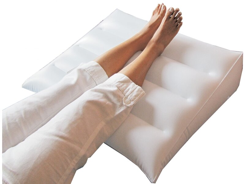 Inflatable wedge pillow for bed