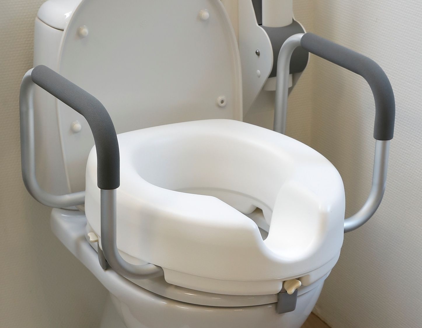 https://cdn.webshopapp.com/shops/70721/files/439091325/toilet-cushion-with-handles.jpg